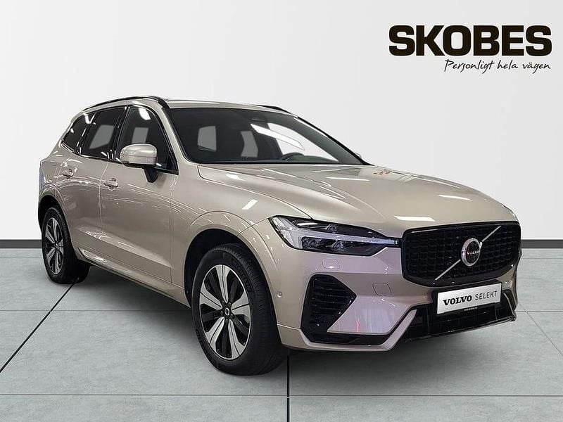 Grå Begagnad 2025 Volvo XC60 Plus SUV | 574 500 kr (Lite dyr) - Bild 1/4