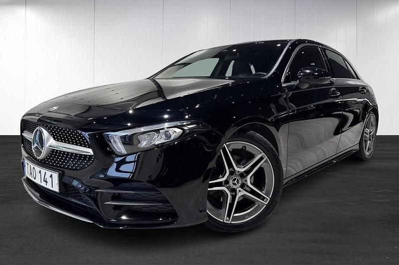 Svart Begagnad 2021 Mercedes A180 AMG line Kombi | 249 900 kr (Marknadspris) - Bild 1/4