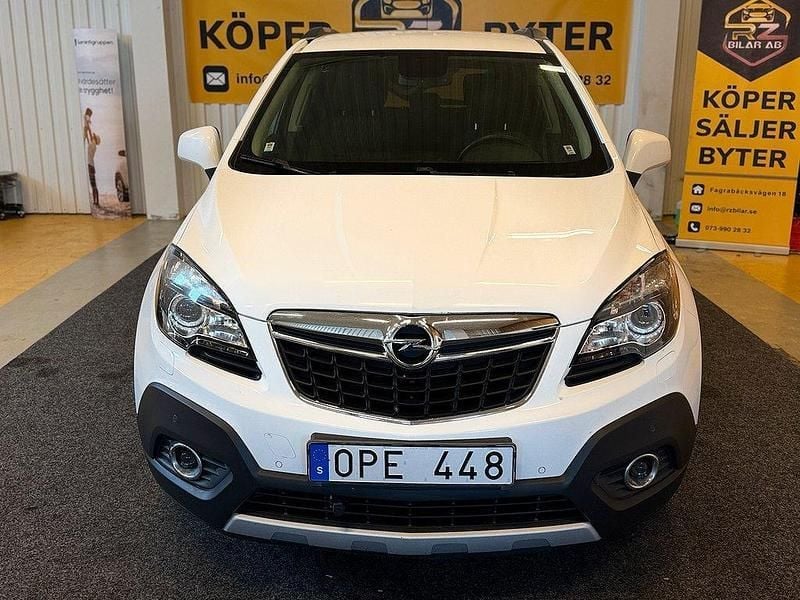 Vit Begagnad 2013 Opel Mokka SUV | 69 900 kr (Marknadspris) - Bild 1/4