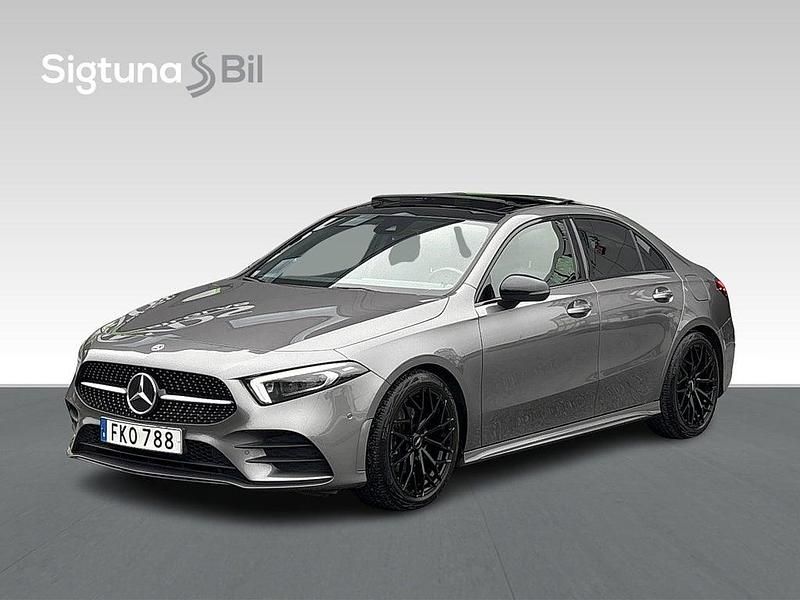 Mörkgrå Begagnad 2022 Mercedes A180 AMG Sedan | 269 900 kr (Marknadspris) - Bild 1/3