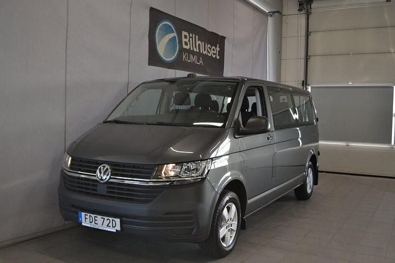 Grå Begagnad 2023 VW Caravelle Minibuss | 469 000 kr (Lite dyr) - Bild 1/4