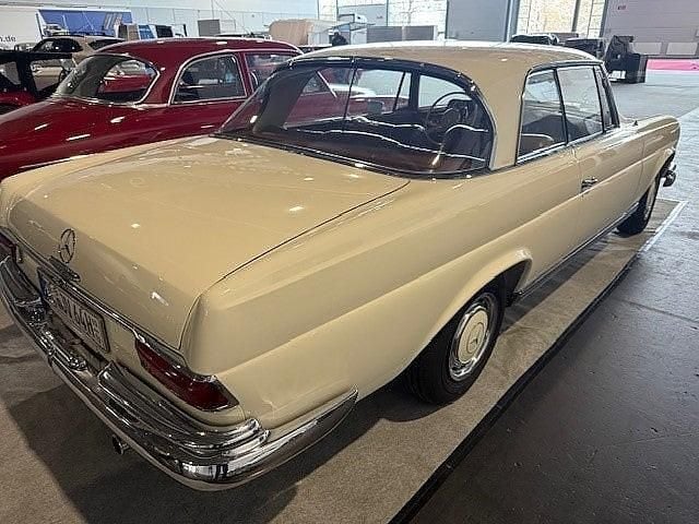Begagnad Mercedes W111 SE 120 HK (88 kW) 1964 Vit Sportkupé