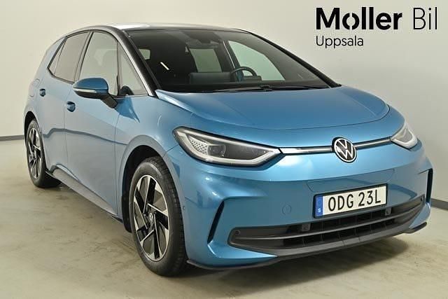 Blå (costa azul metallic black) Begagnad 2025 VW ID.3 Pro Halvkombi | 374 900 kr (Dyr) - Bild 1/3