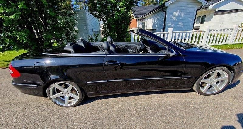 Svart Begagnad 2003 Mercedes CLK320 Avantgarde Cab | 95 000 kr (Bra pris) - Bild 1/4