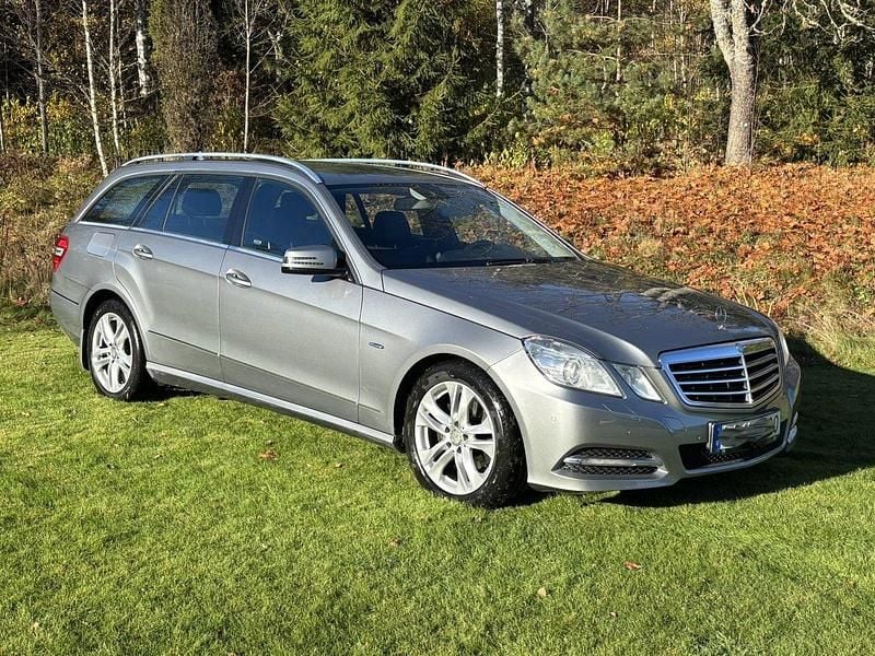 Silver Begagnad 2011 Mercedes E220 Avantgarde Kombi | 79 000 kr (Marknadspris) - Bild 1/4