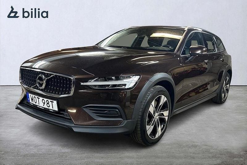 Mörkbrun Begagnad 2019 Volvo V60 CC SE Kombi | 249 900 kr (Marknadspris) - Bild 1/3