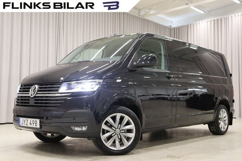 Svart (deep black pärleffekt) Begagnad 2021 VW T6.1 Van | 449 900 kr (Dyr) - Bild 1/4
