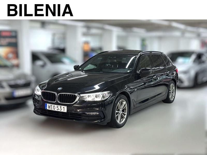 Svart Begagnad 2017 BMW 520 Sport Line Kombi | 259 900 kr (Marknadspris) - Bild 1/3