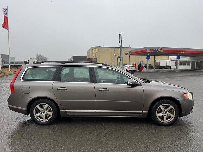 Begagnad Volvo V70 Momentum 175 HK (128 kW) 2009 Grå Kombi