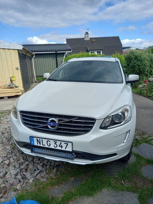 Vit Begagnad 2014 Volvo XC60 Summum SUV | 140 000 kr (Marknadspris) - Bild 1/4
