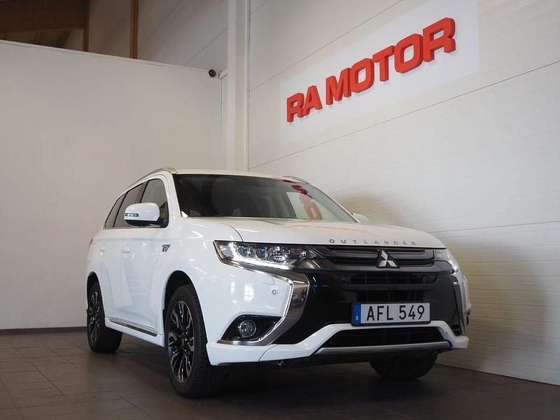 Vit Begagnad 2016 Mitsubishi Outlander SUV | 174 900 kr (Bra pris) - Bild 1/3