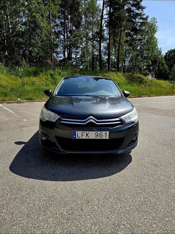Grå Begagnad 2011 Citroën C4 Halvkombi | 49 500 kr (Bra pris) - Bild 1/4