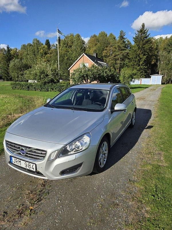 Grå Begagnad 2012 Volvo V60 Momentum Kombi | 70 000 kr (Marknadspris) - Bild 1/4