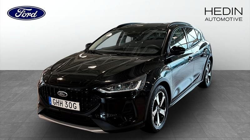 Svart (black) Begagnad 2023 Ford Focus Active Halvkombi | 199 900 kr (Bra pris) - Bild 1/4
