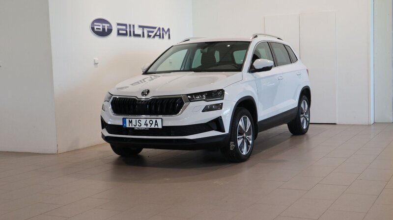 Vit Begagnad 2023 Skoda Karoq Style SUV | 339 900 kr (Marknadspris) - Bild 1/4