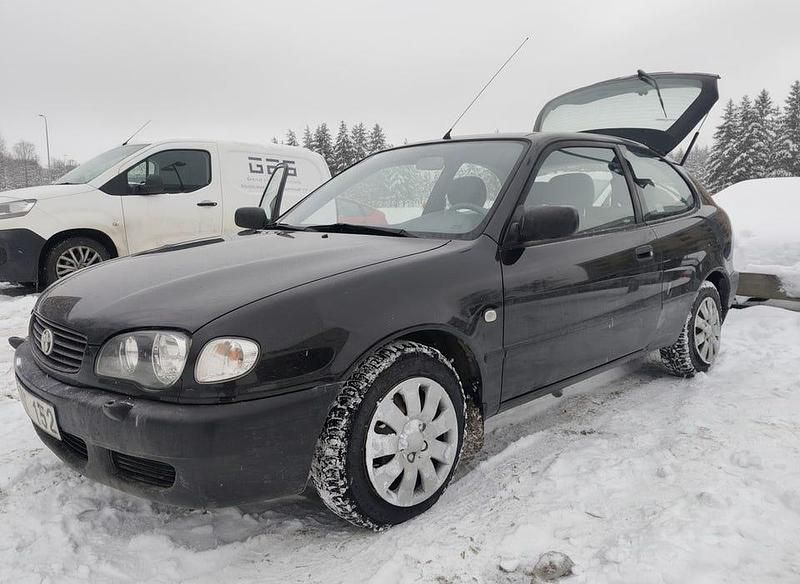 Begagnad Toyota Corolla 97 HK (71 kW) 2000 Halvkombi