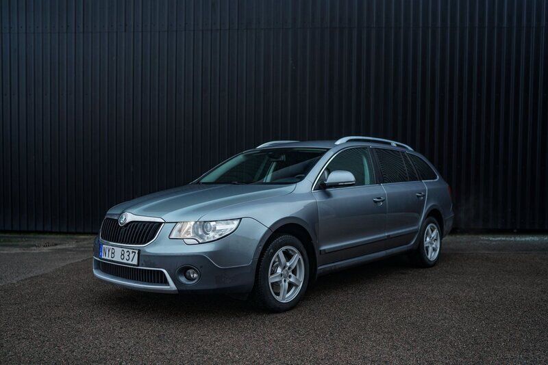 Silver Begagnad 2013 Skoda Superb Kombi | 104 900 kr (Marknadspris) - Bild 1/4