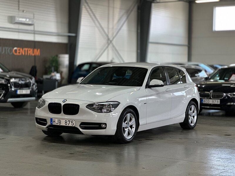 Vit Begagnad 2011 BMW 118 Sport Line Halvkombi | 79 900 kr (Marknadspris) - Bild 1/4