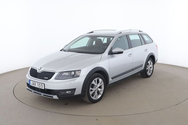 Silver Begagnad 2015 Skoda Octavia Kombi | 134 000 kr (Marknadspris) - Bild 1/4