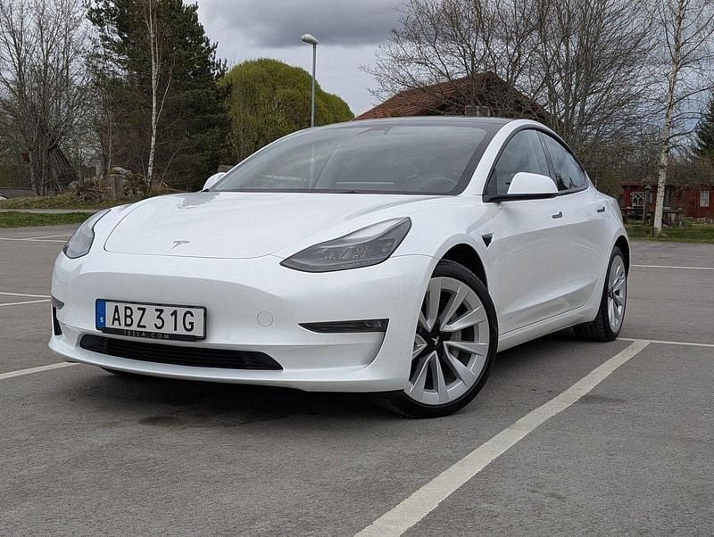 Vit Begagnad 2021 Tesla Model 3 Long Range AWD Sedan | 287 000 kr (Bra pris) - Bild 1/3