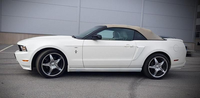 Vit Begagnad 2011 Ford Mustang Convertible Cab | 200 000 kr (Lite dyr) - Bild 1/4