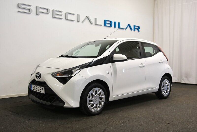 Vit Begagnad 2018 Toyota Aygo X-play Halvkombi | 94 000 kr (Marknadspris) - Bild 1/4