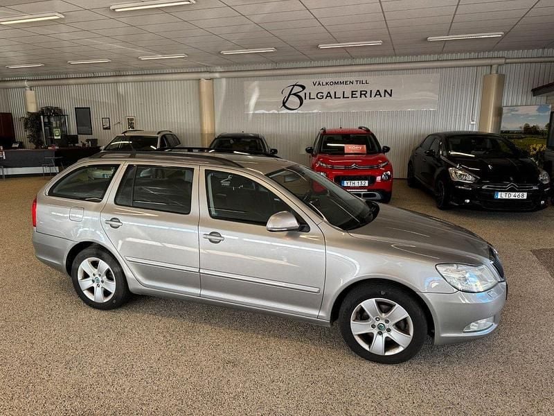Ljusbrun Begagnad 2012 Skoda Octavia Elegance Kombi | 80 000 kr (Marknadspris) - Bild 1/4