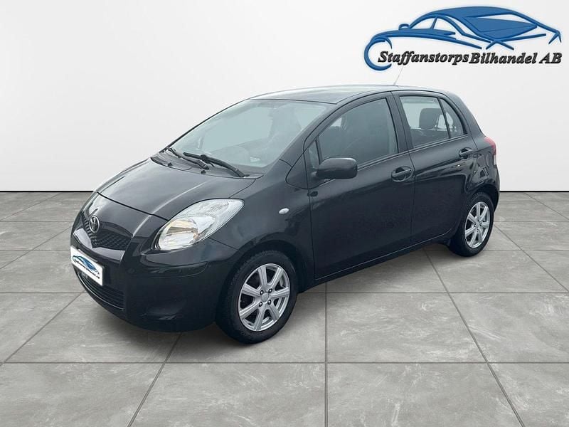 Svart Begagnad 2009 Toyota Yaris Halvkombi | 59 900 kr (Marknadspris) - Bild 1/4