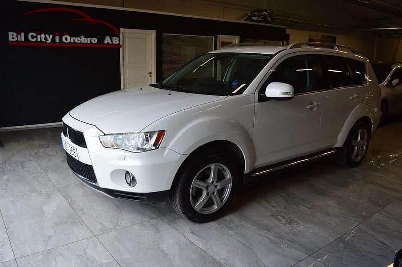 Vit Begagnad 2010 Mitsubishi Outlander SUV | 94 900 kr (Marknadspris) - Bild 1/4