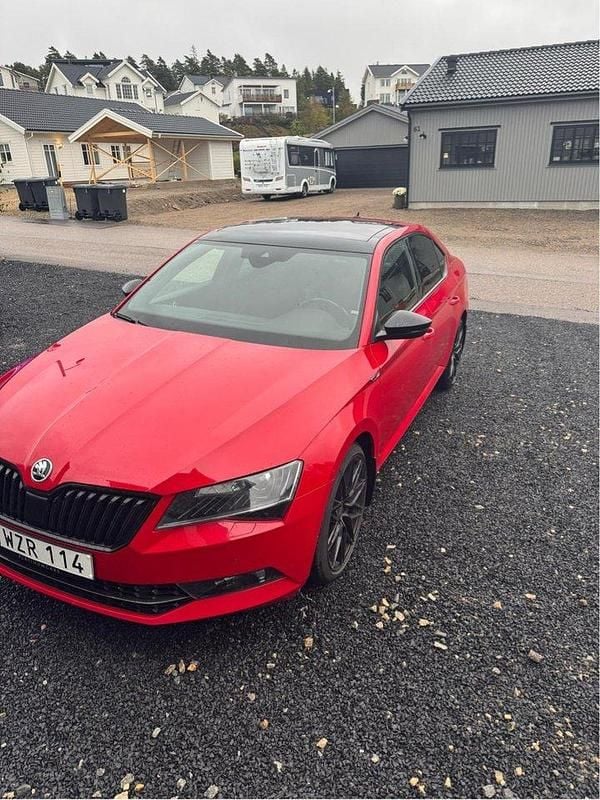 Röd Begagnad 2018 Skoda Superb Business Line Halvkombi | 249 000 kr (Bra pris) - Bild 1/4