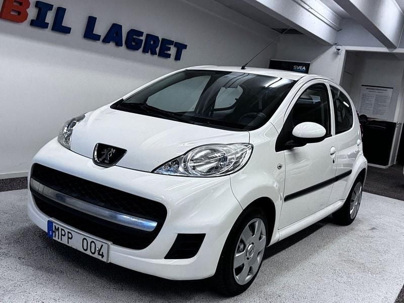 Vit Begagnad 2011 Peugeot 107 Halvkombi | 29 900 kr (Marknadspris) - Bild 1/4