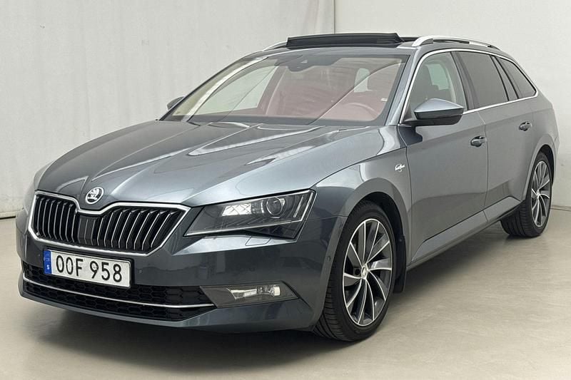 Grå Begagnad 2016 Skoda Superb LAURIN & KLEMENT Sedan | 199 800 kr (Marknadspris) - Bild 1/4