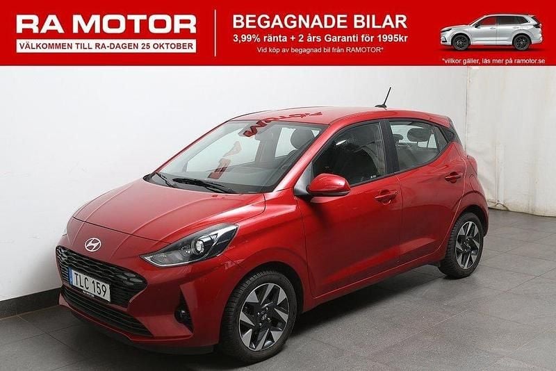 Röd Begagnad 2023 Hyundai i10 Essential Halvkombi | 164 800 kr (Marknadspris) - Bild 1/3