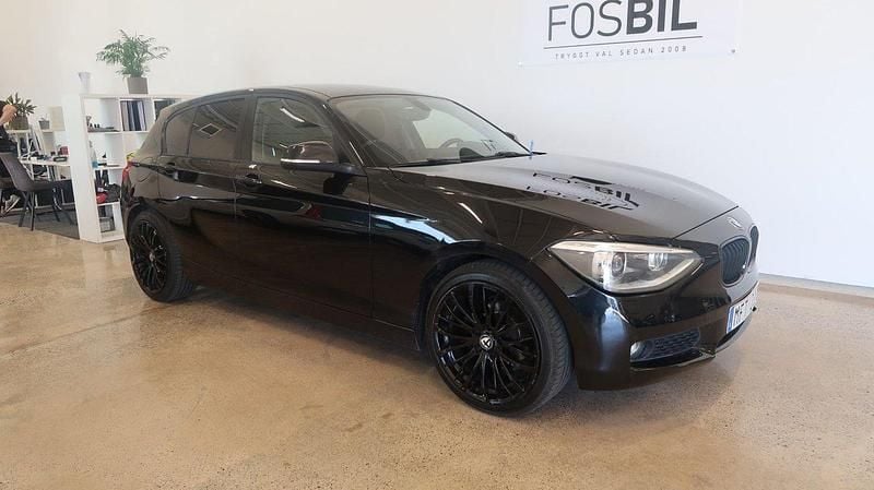 Svart Begagnad 2011 BMW 118 Halvkombi | 89 900 kr (Marknadspris) - Bild 1/3