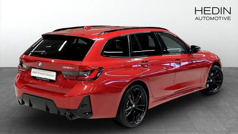Begagnad BMW 330 Shadowline 292 HK (214 kW) 2023 Röd Kombi