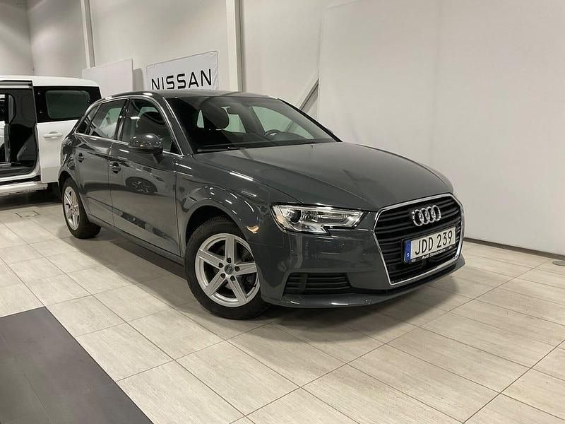 Grå Begagnad 2017 Audi A3 Sportback Comfort Halvkombi | 178 800 kr (Marknadspris) - Bild 1/4