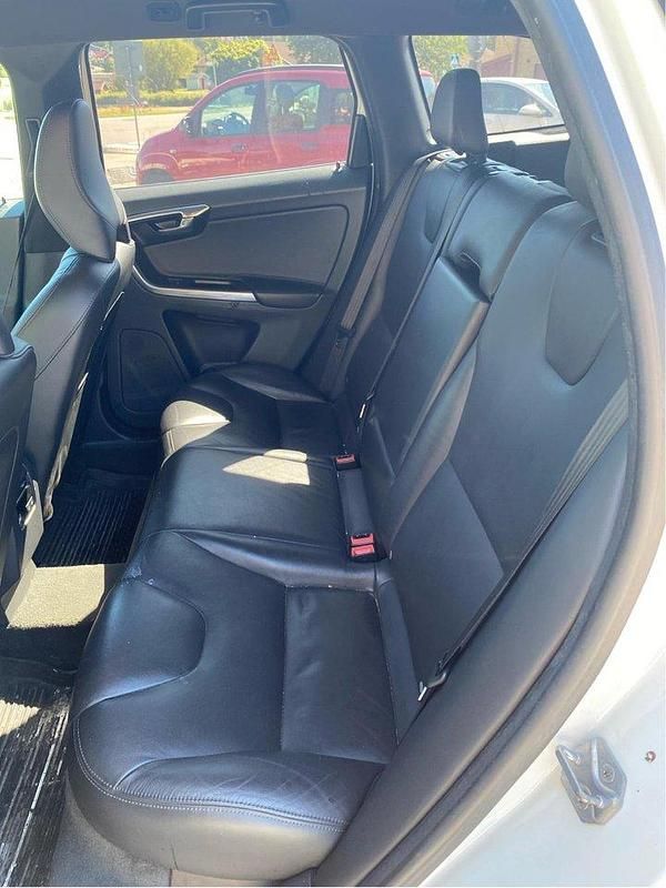 Vit Begagnad 2016 Volvo XC60 Summum SUV | 149 000 kr (Bra pris) - Bild 1/4