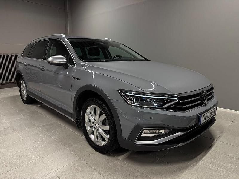 Grå Begagnad 2023 VW Passat Alltrack GT Kombi | 329 900 kr (Marknadspris) - Bild 1/4