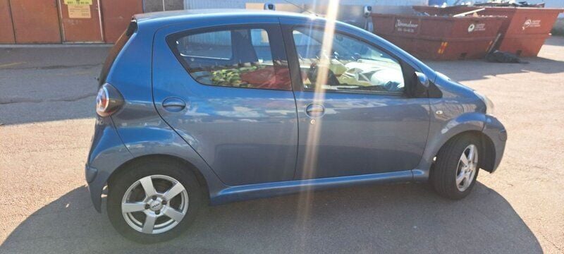 Mörkblå (blå) Begagnad 2010 Toyota Aygo Halvkombi | 20 700 kr (Bra pris) - Bild 1/4