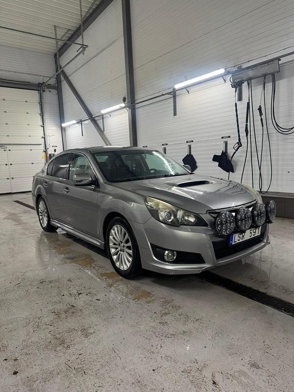 Begagnad 2011 Subaru Legacy Sedan | 45 000 kr (Marknadspris) - Bild 1/4