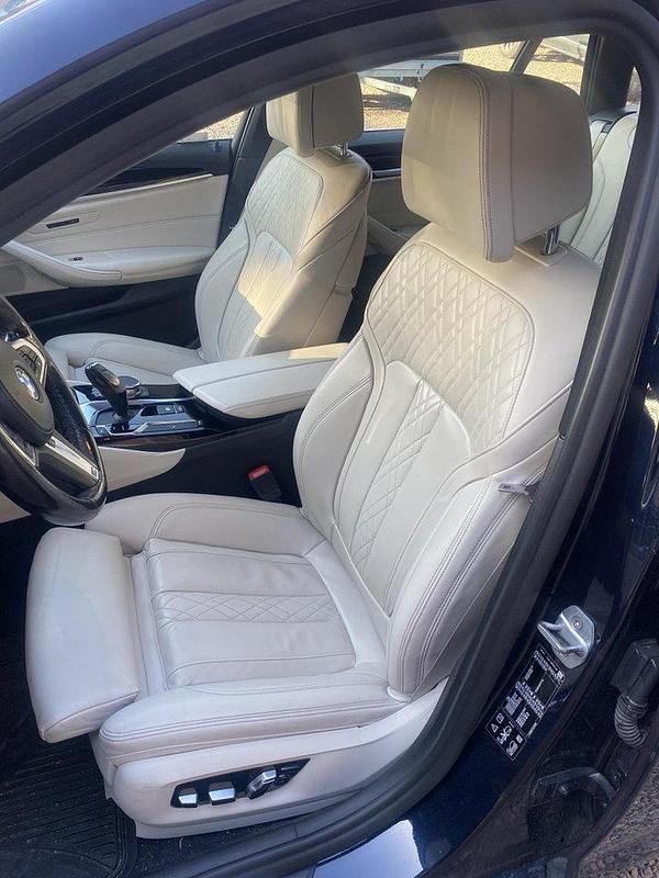 Blå Begagnad 2019 BMW 520 M Sport Kombi | 269 400 kr (Superpris) - Bild 1/4