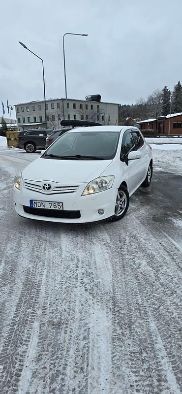 Begagnad Toyota Auris 90 HK (66 kW) 2011 Halvkombi