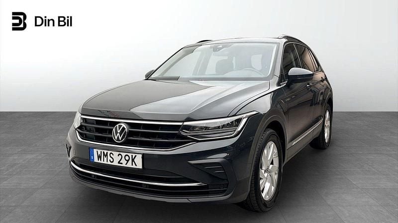 Grå Begagnad 2022 VW Tiguan Life SUV | 289 900 kr (Marknadspris) - Bild 1/4