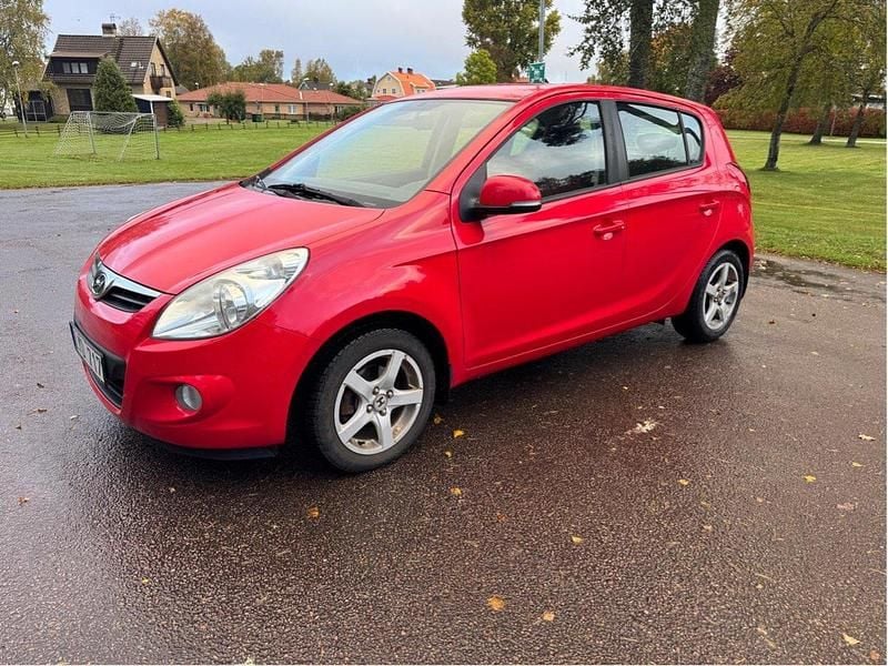 Röd Begagnad 2012 Hyundai i20 Premium Halvkombi | 39 900 kr (Bra pris) - Bild 1/4