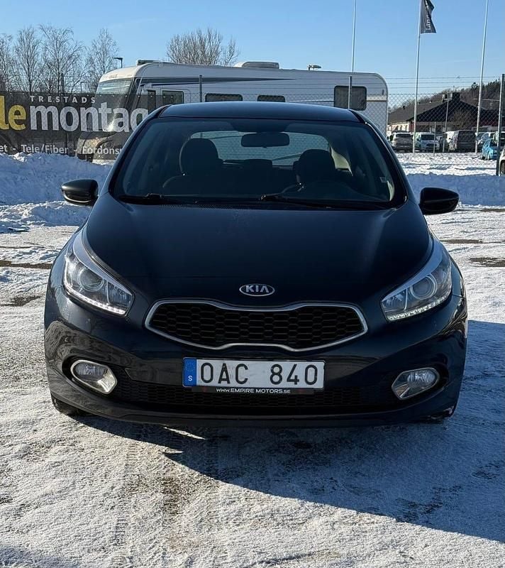 Begagnad Kia Ceed 99 HK (72 kW) 2014 Deep black Halvkombi