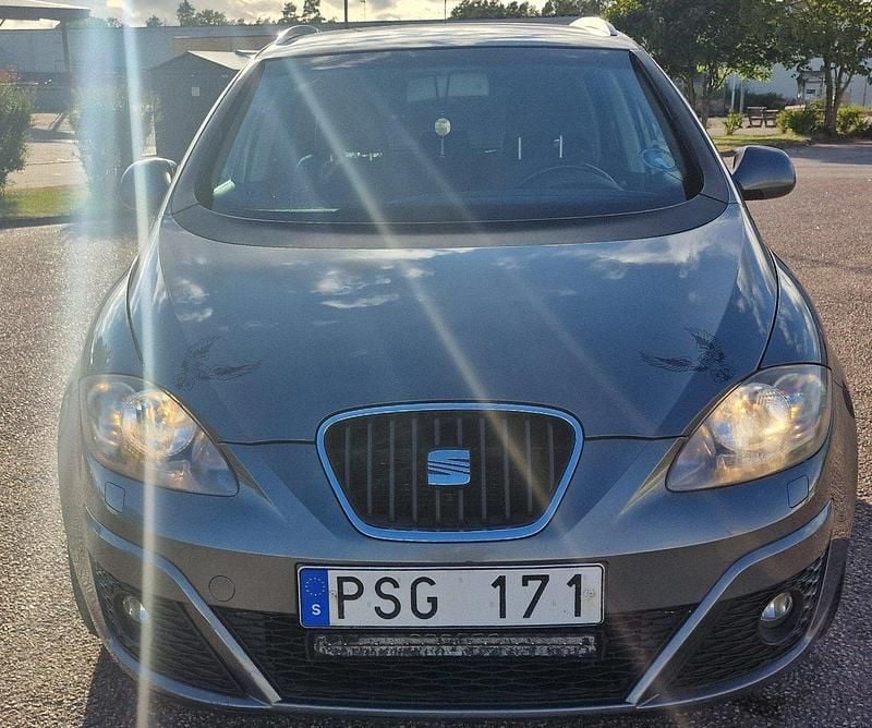 Grå Begagnad 2012 Seat Altea XL Reference Minibuss | 38 000 kr (Marknadspris) - Bild 1/4