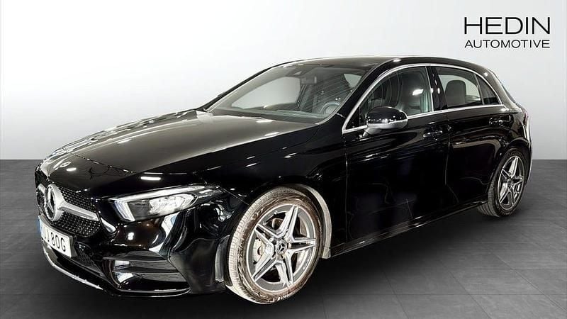 Svart (black) Begagnad 2023 Mercedes A180 AMG Halvkombi | 289 900 kr (Marknadspris) - Bild 1/4