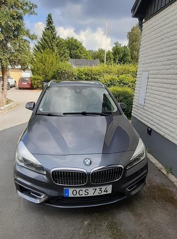 Grå Begagnad 2016 BMW 218 Active Tourer Luxury Line Minibuss | 220 000 kr (Dyr) - Bild 1/4