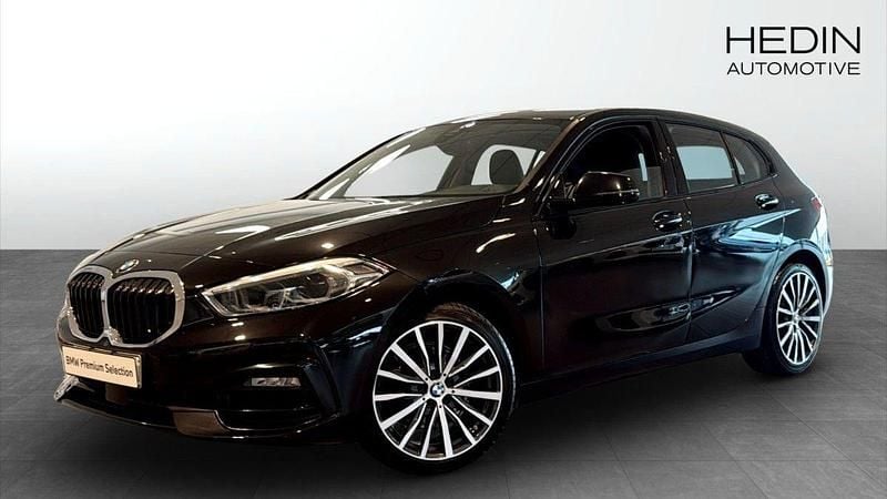 Svart (black) Begagnad 2019 BMW 118 Sport Line Halvkombi | 229 700 kr (Marknadspris) - Bild 1/4