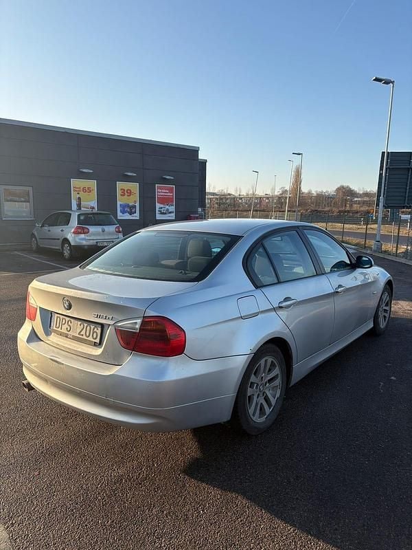 Begagnad BMW 318 143 HK (105 kW) 2008 Sedan